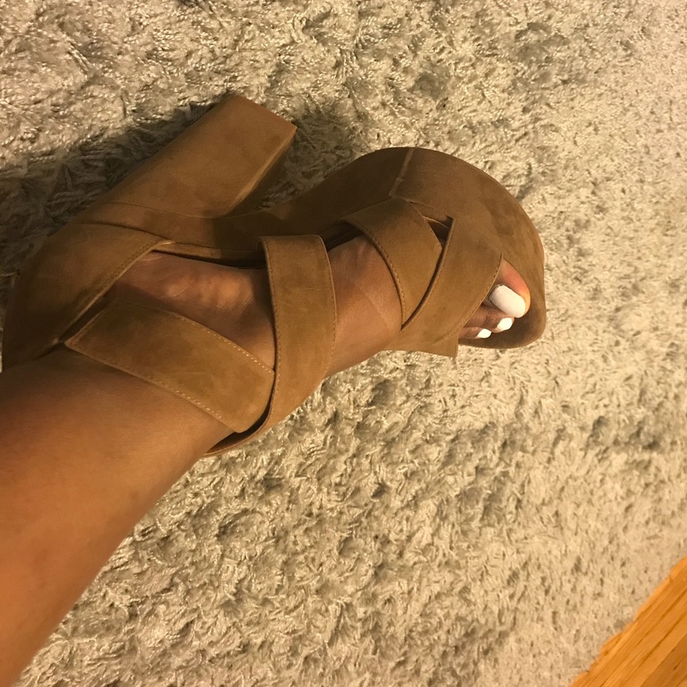 Never worn beautiful platform heel